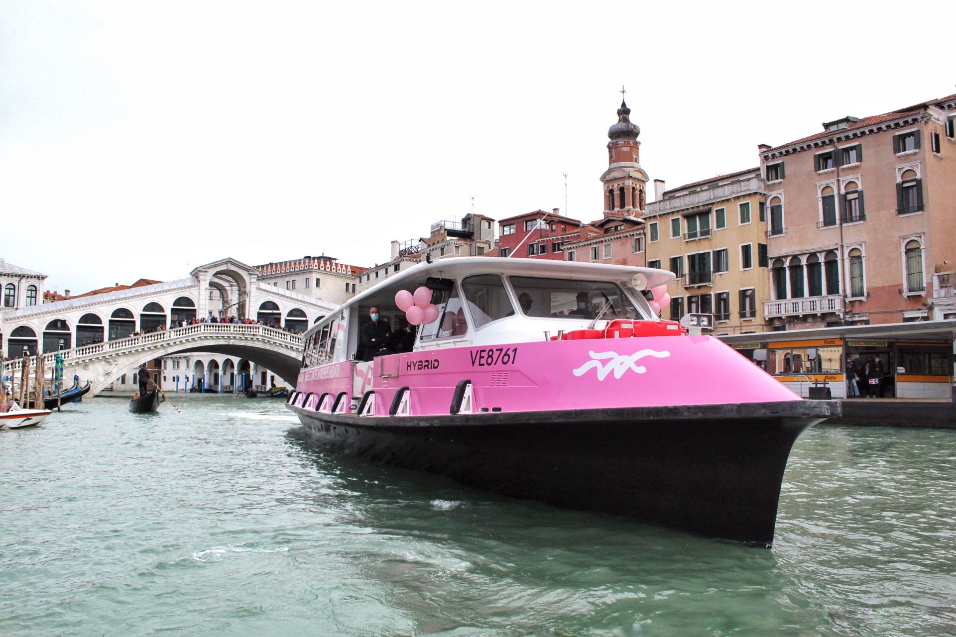 The pink vaporetto dedicated to cancer prevention